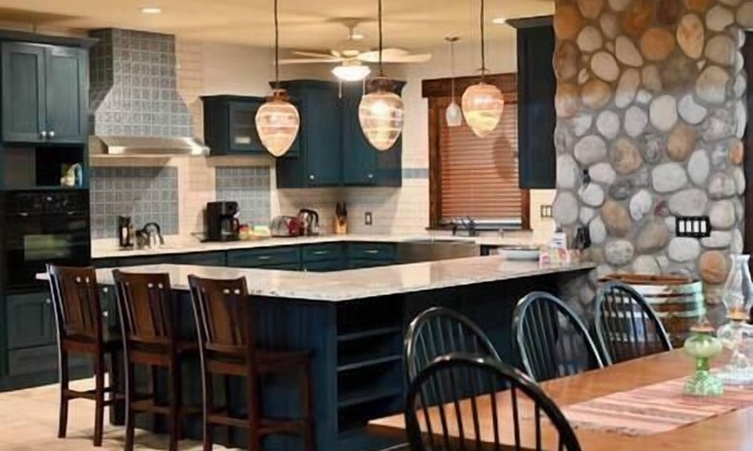 Hawkins Maison | Lake House Upscale Sleeps 10, Pet Friendly East Texas Pines