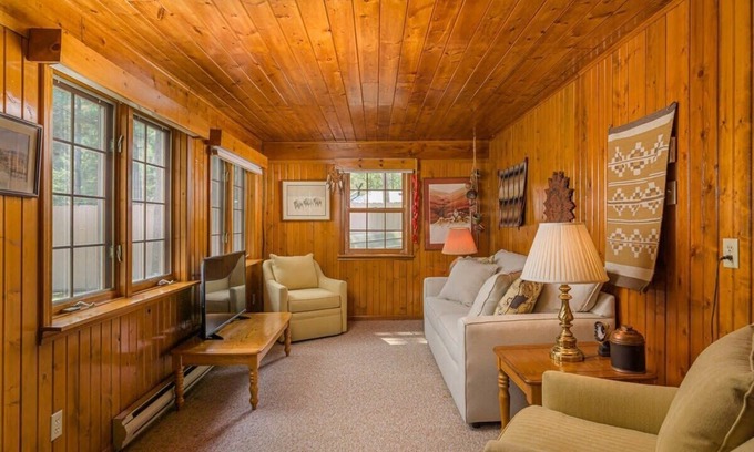 Waupaca Maison | Lake House Vacation Sleeps 12, Private Dock