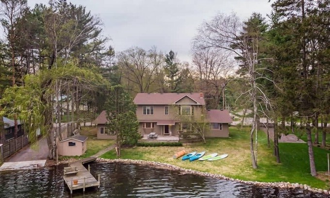 Waupaca Maison | -Lake House Vacation Sleeps 12, Private Dock