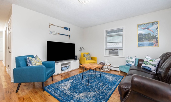 Lake Pocotopaug Maison | LAKE HOUSE! Walking distance to Lake Pocotopaug!