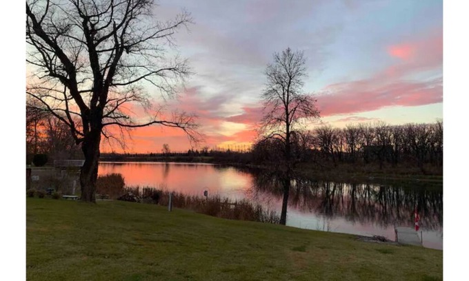 Killarney Maison | Lake House with a Beautiful Waterfront View