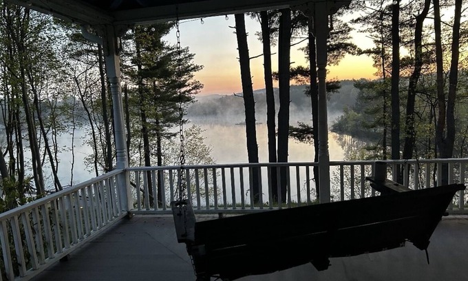 West Sand Lake Appartement | Lake house with wrap around porch&beautiful view, minutes from the NYS Capitol!