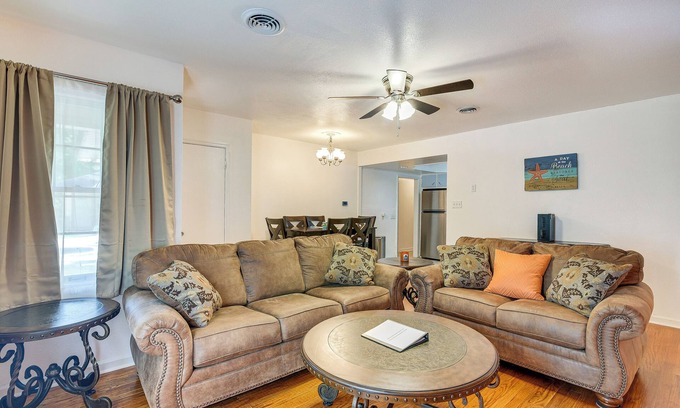 Lake Jackson Maison | Lake Jackson Home w/ Yard, 14 Mi to Beaches!