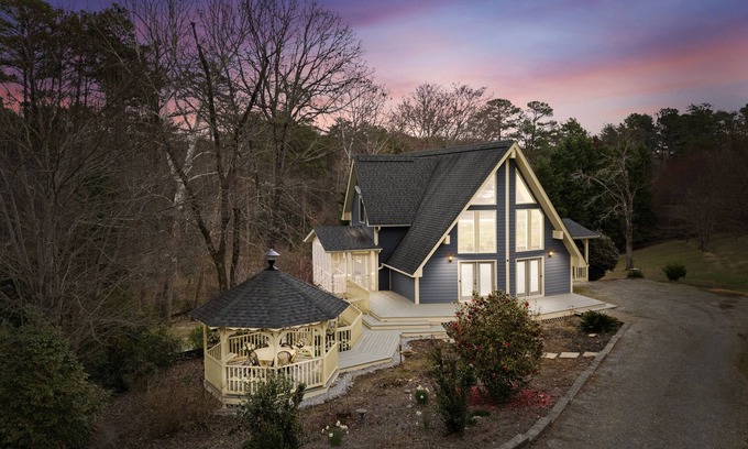 Salem Maison | Lake Jocassee retreat on two acres!! New hot tub, Devil’s Fork State Park