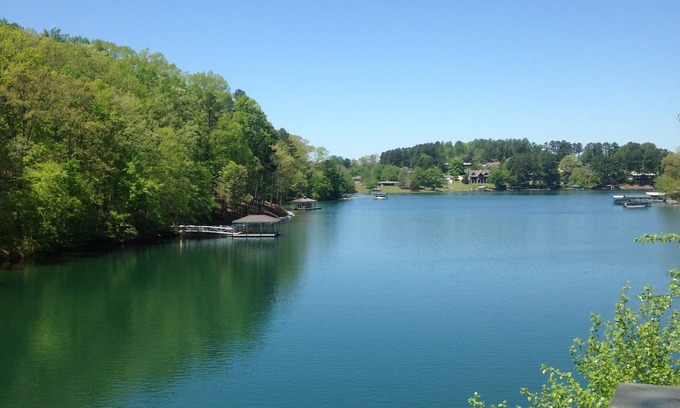 Seneca Copropriété | Lake Keowee Condo avec de superbes vues, piscine extérieure près de Clemson et Marina.