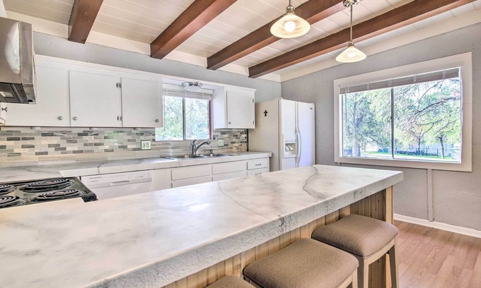 Granite Shoals Cabine | NEW! Relaxing Granite Shoals Home, Walk to Lake