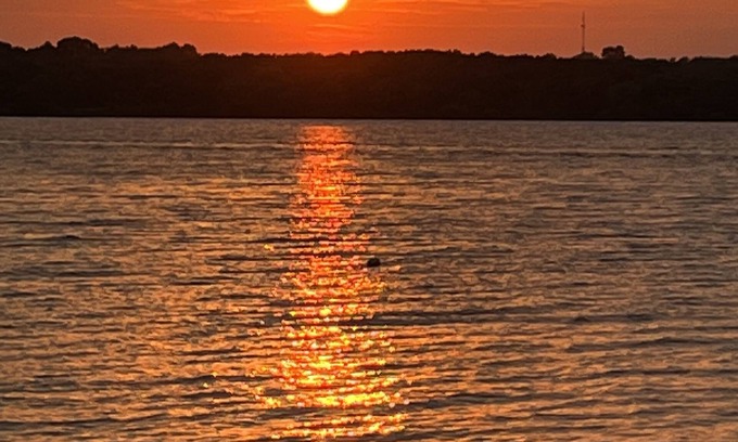 Checotah Maison | Lake life at its best! Work or family getaway. Nature and Water right out back!