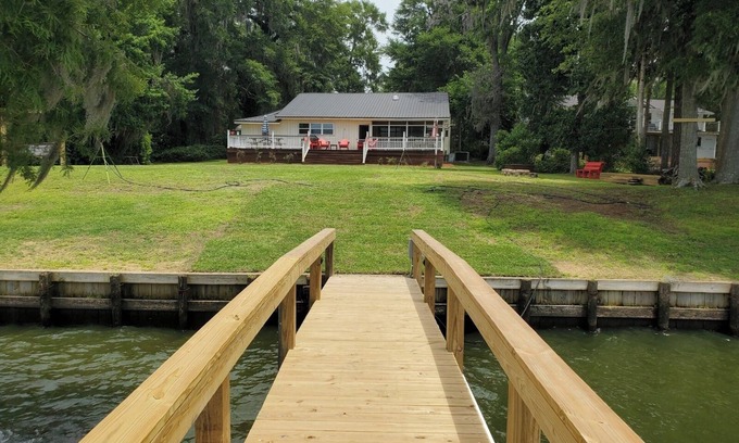 Summerton Maison | Lake life paradise! Spacious 5 bedroom lakefront with new covered dock