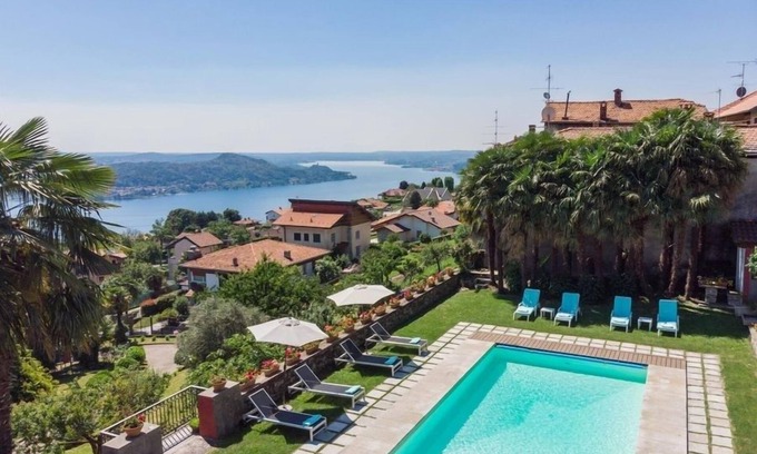 Brovello-Carpugnino Villa | Location villa Lac Maggiori, Location villa Lacs Italiens, Location villa Lac Maggiori, villa avec piscine Lac Maggiori