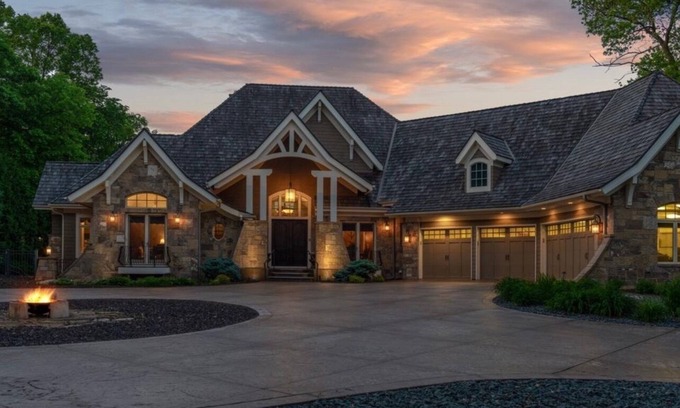 Navarre Maison | Lake Minnetonka, Maple Ridge Manor-Sleeps 18, Lake, Dock & Private Pool & spa