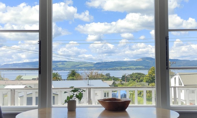 Kawaha Point Maison | Lake, mountain view cottage - Entire house