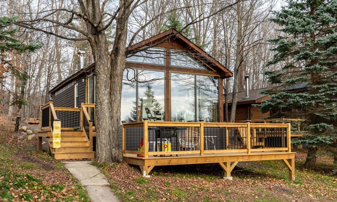 Muskoka Lakes Maison | Lake Muskoka 2-bedroom Cottage - Pier 100 #50