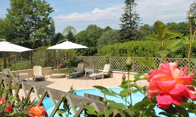 Mouilleron-Saint-Germain Appartement | Lake Noble le gite avec un étang, une piscine et un spa.
