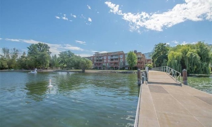 Vernon Copropriété | Lake Okanagan waterfront Condo. Large dock with pool and hot tub Reg #H015247536