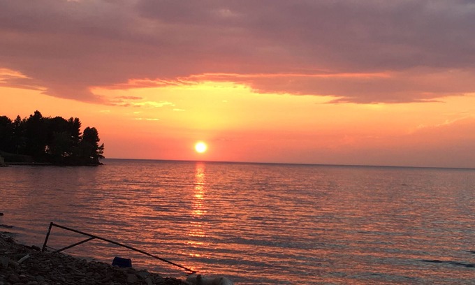 Sodus Cottage | Lac Ontario, Sodus. Couchers de soleil étonnants! Nouvellement mis à jour, accès à l'eau, plage de galets.