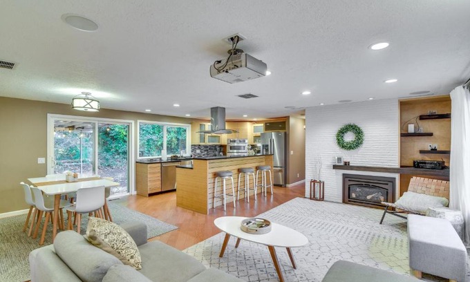 Palisades Maison | Lake Oswego Home with Covered Patio Near Portland!