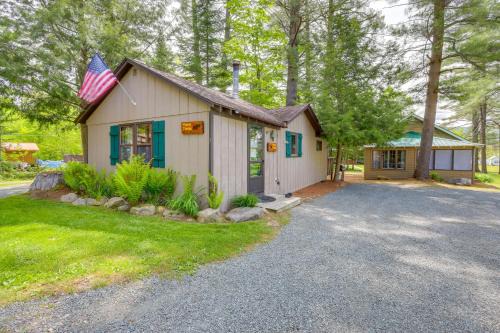 Speculator Maison | Lake Pleasant Cabin on 3 Acres with Private Beach!
