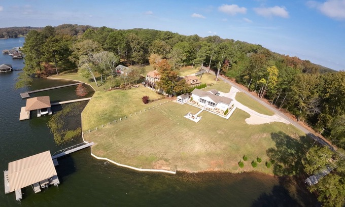 Florence Maison | Lake Retreat, Great Views & Location, Boat Parking, Sleeps 9, 3 Full Baths, RTJ