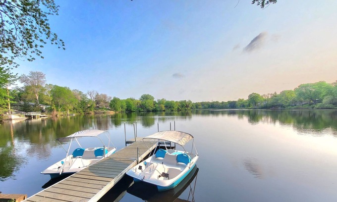 Fridley Maison | Lake Retreat, Year Round Hot Tub, Pool Table, Pedal Boat