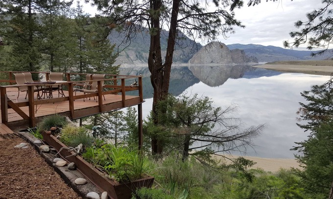 Lincoln County Cabine | Lake Roosevelt Custom-built, WATER-FRONT log home