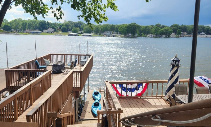 Monticello Maison | Lake Shafer Home: Boat, Swim, Kayak, BBQ, Sunsets, ten minutes to Indiana Beach