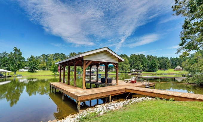 Milledgeville Maison | Lake Sinclair Escape: Screened Porch, Modern Style