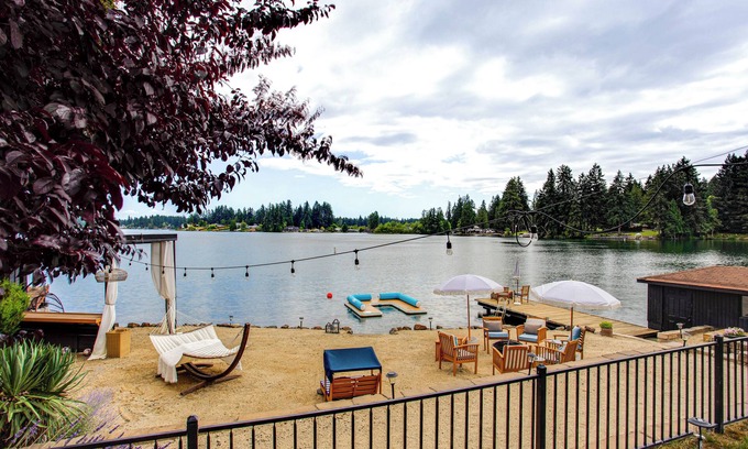 Fort Lewis Maison | Lake Spanaway Retreat: Home w/Private Beach!