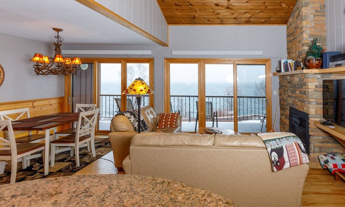 Tofte Copropriété | Chateau LeVeaux # 25 du lac Supérieur ... Calme, charme pittoresque et moderne!