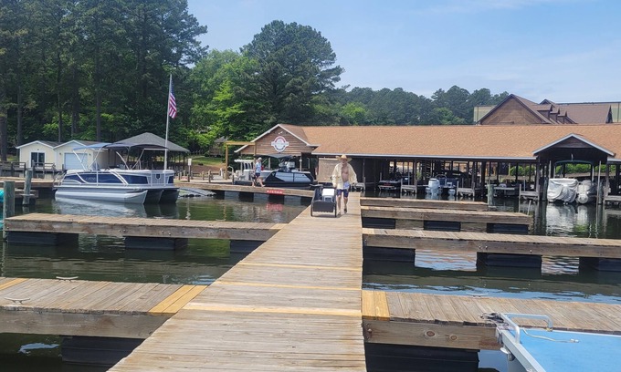 Mount Gilead Maison | Lake Tillery 7 Minutes to Marina! Sleeps 8, Large Deck with WiFi and AC