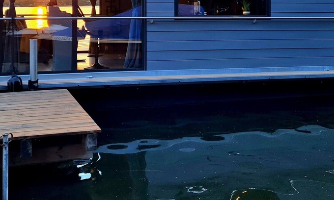 Goyatz Location De Bateaux | Lake time in a houseboat with fireplace & sauna on Lake Schwielochsee