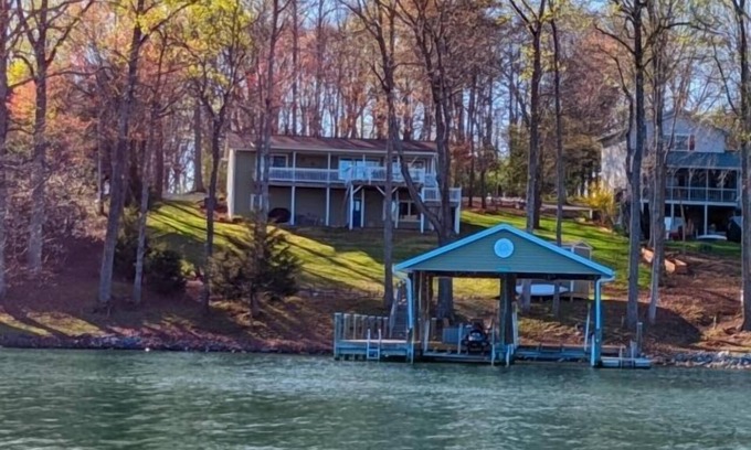 Moneta Maison | Lac Heure: Ping Pong, Foosball, Hamac, beaucoup doux, joliment meublé, maison du lac classique