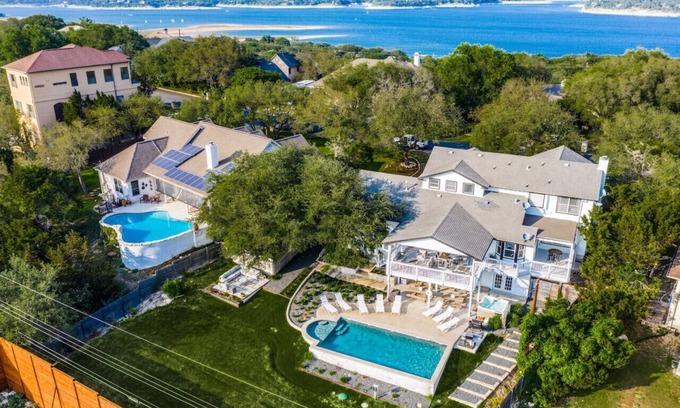 Travis Landing Maison | Brides: Stunning Pool, BBQ, Hot Tub, Pool House & Foosball in Lake Travis!