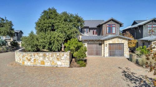 Spicewood Maison | Lake Travis Cottage - Hot Tub - Pickleball - BBQ