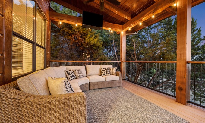 Leander Cabine | Lake Travis Hill Country Hollows Resort Cabin