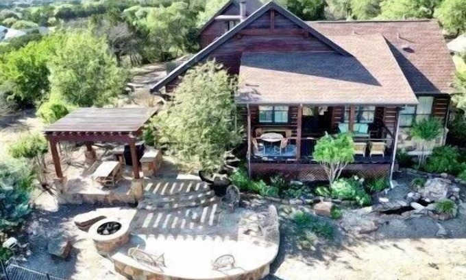 Leander Cabine | Lake Travis Luxury 5bd/3bath Cabin Hollows Resort