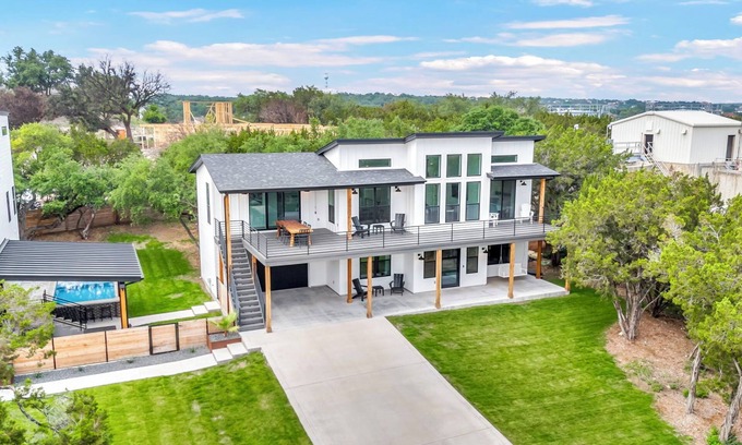 Point Venture Maison | NEW LISTING 20% OFF! Lake Travis+Pickleball+Golf: Family & Bachelorette Friendly