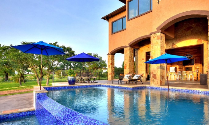 Highland Lake Estates Villa | Neuf Lake Travis Waterfront Dream Home, Piscine, quai, vue, cuisine extérieure