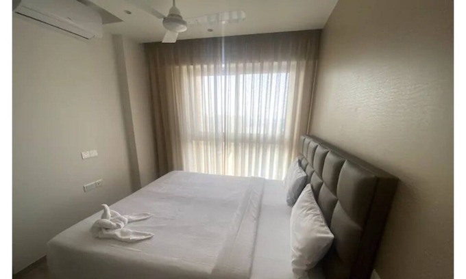 Hiranandani Gardens Appartement | Lake View 1-bedroom @ Hiranandani Powai- Maxxvalue