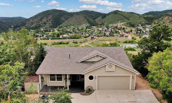 Palmer Lake Maison | Lake View 5-Bedroom House with a Mountain Backdrop
