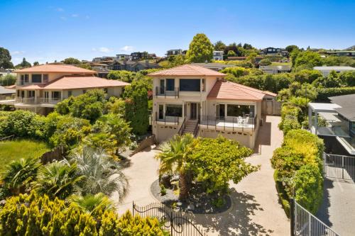 Hilltop Maison | Lake View by Town