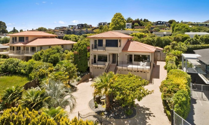 Hilltop Maison | Base: 6 Extra: $40 172 Lake Terrace