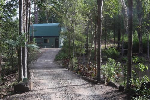 Landsborough Chalet De Ski | LAKE VIEW CHALET Australia Zoo close by