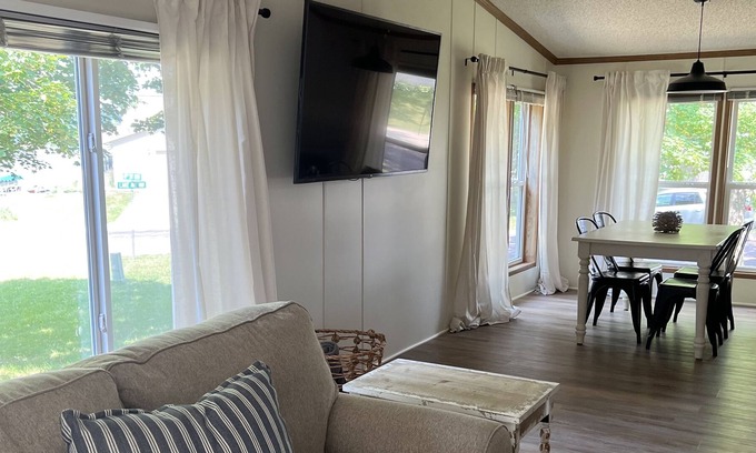 Elysian Maison | Lake View Cottage in Elysian with Lake Francis Views - 20% Weekly Discount