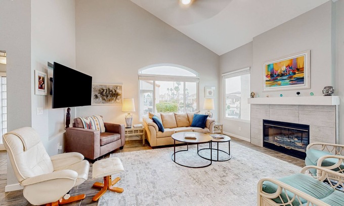 Townhomes On Coral Reef Maison | Lake view desert stay with pool, patio, grill, & smart TVs - snowbird-friendly