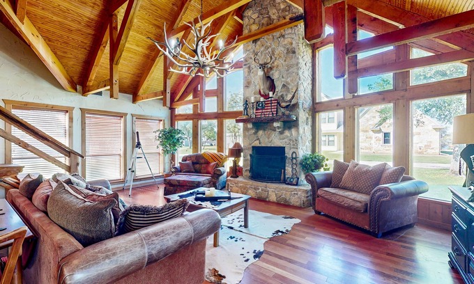 Lake Whitney Maison | Lake view home with expansive yard, lovely porch & nearby lake access