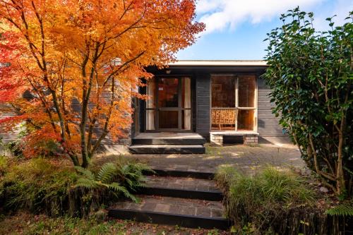 Pukawa Maison | Lake View Lodge - Taupo Holiday Home