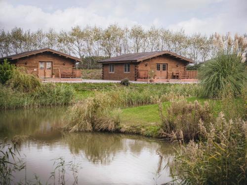 Wrangle Maison | Lake View Lodges - 25072