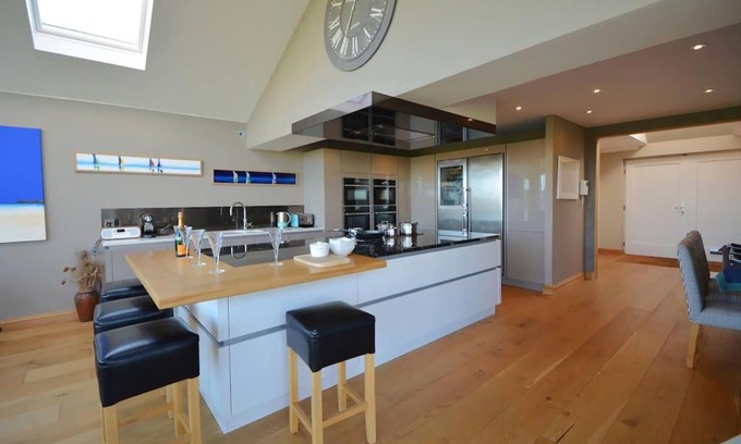 Compton Martin Maison | Lake View Retreat - with Hot Tub and Sports Bar