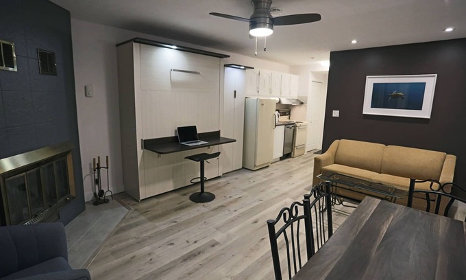 Magog Appartement | Lake view w/pools, hot tub & sauna! Walk to old Magog. 10min drive to Mt Orford