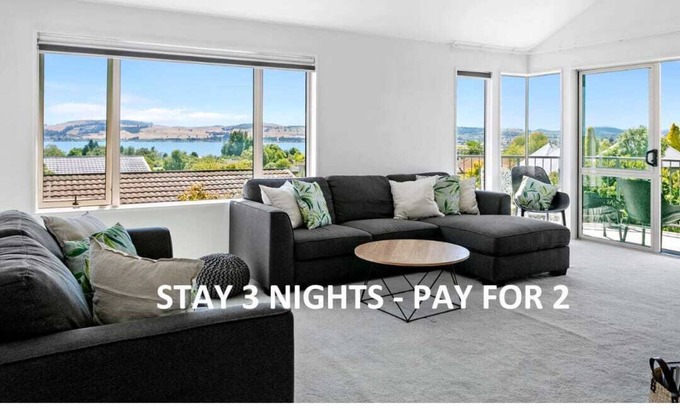 Richmond Heights Maison | Lake Views! 5min Drive to Town *No Service Fee*